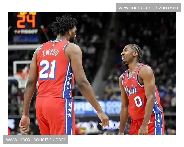 费城76人险胜尼克斯 恩比德末节罚球引巨大争议